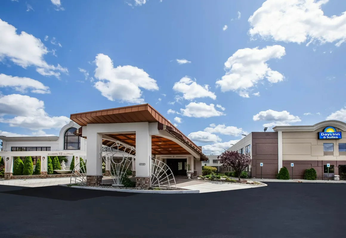 Days Inn & Suites by Wyndham Rochester Hills MI hotel hero