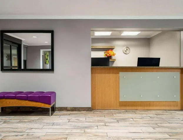 La Quinta Inn & Suites by Wyndham Chicago Tinley Park hotel detail image 2