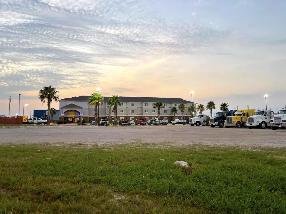 Super 8 by Wyndham Kenedy hotel hero