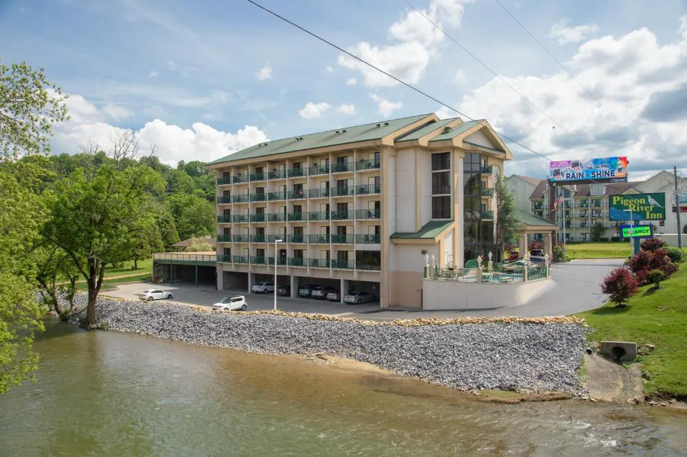 Pigeon River Inn hotel hero