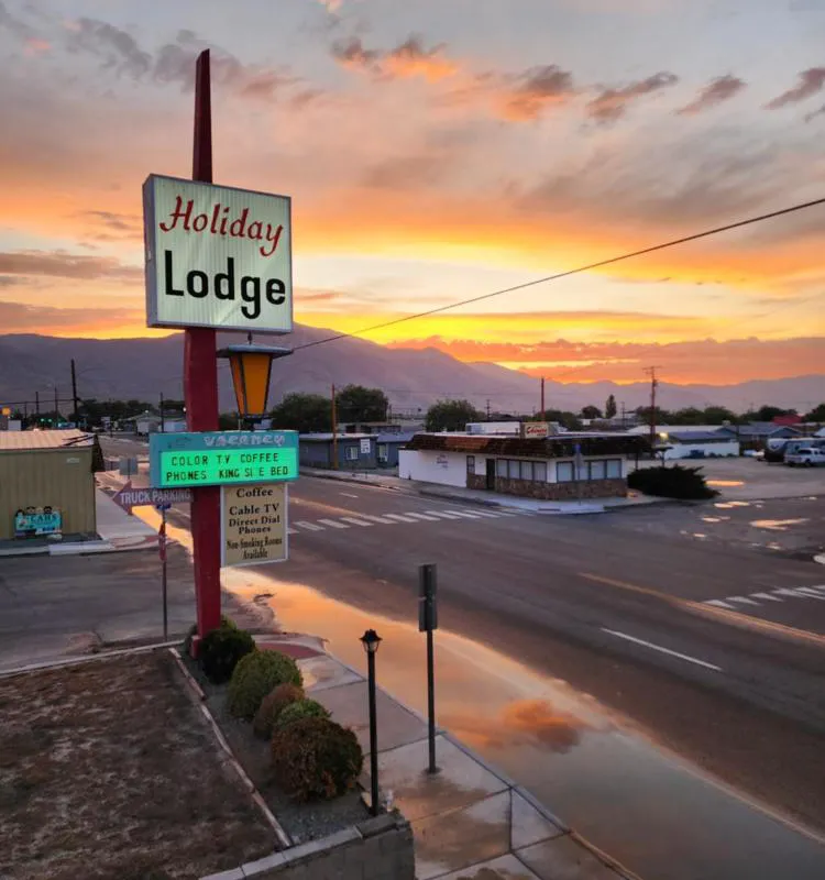 Holiday Lodge hotel hero