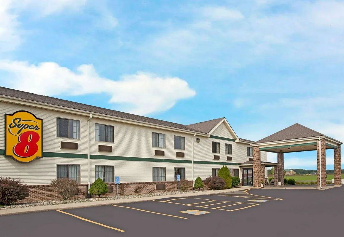 Super 8 by Wyndham Defiance hotel hero