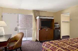 Days Inn by Wyndham Chambers Near the Petrified Forest East hotel detail image 4