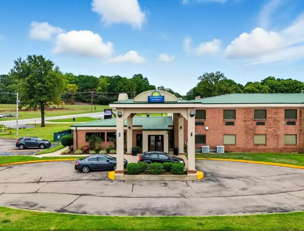 Days Inn & Suites by Wyndham Wynne hotel detail image 1