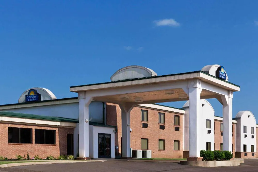 Days Inn & Suites by Wyndham Wynne hotel hero