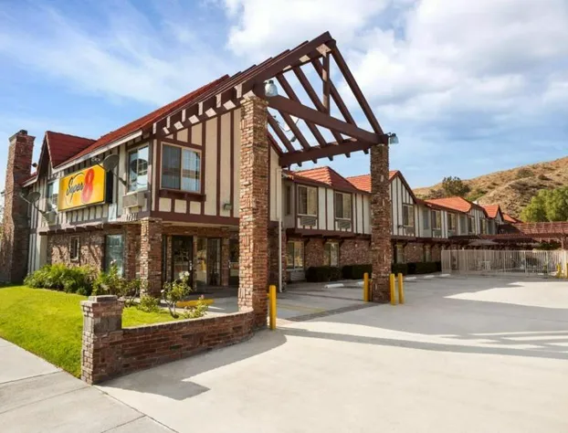 Super 8 by Wyndham Santa Clarita/Valencia hotel detail image 4
