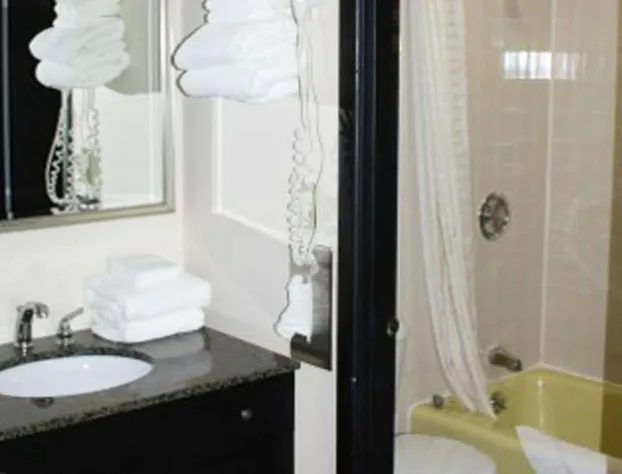 Colonial Inn Ellsworth hotel detail image 2