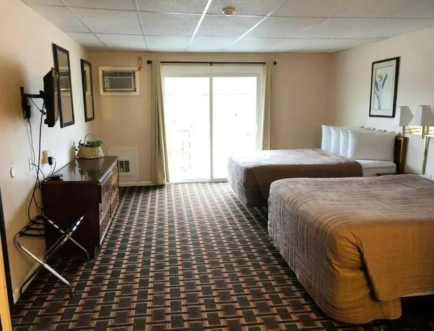 Colonial Inn Ellsworth hotel detail image 3