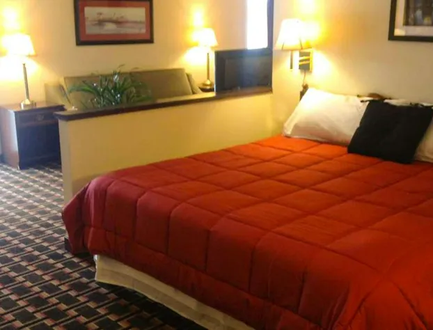 Colonial Inn Ellsworth hotel detail image 3