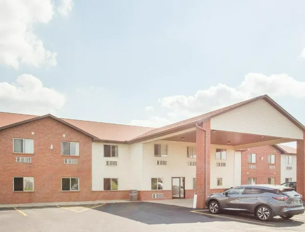 Super 8 by Wyndham Monmouth IL hotel detail image 2