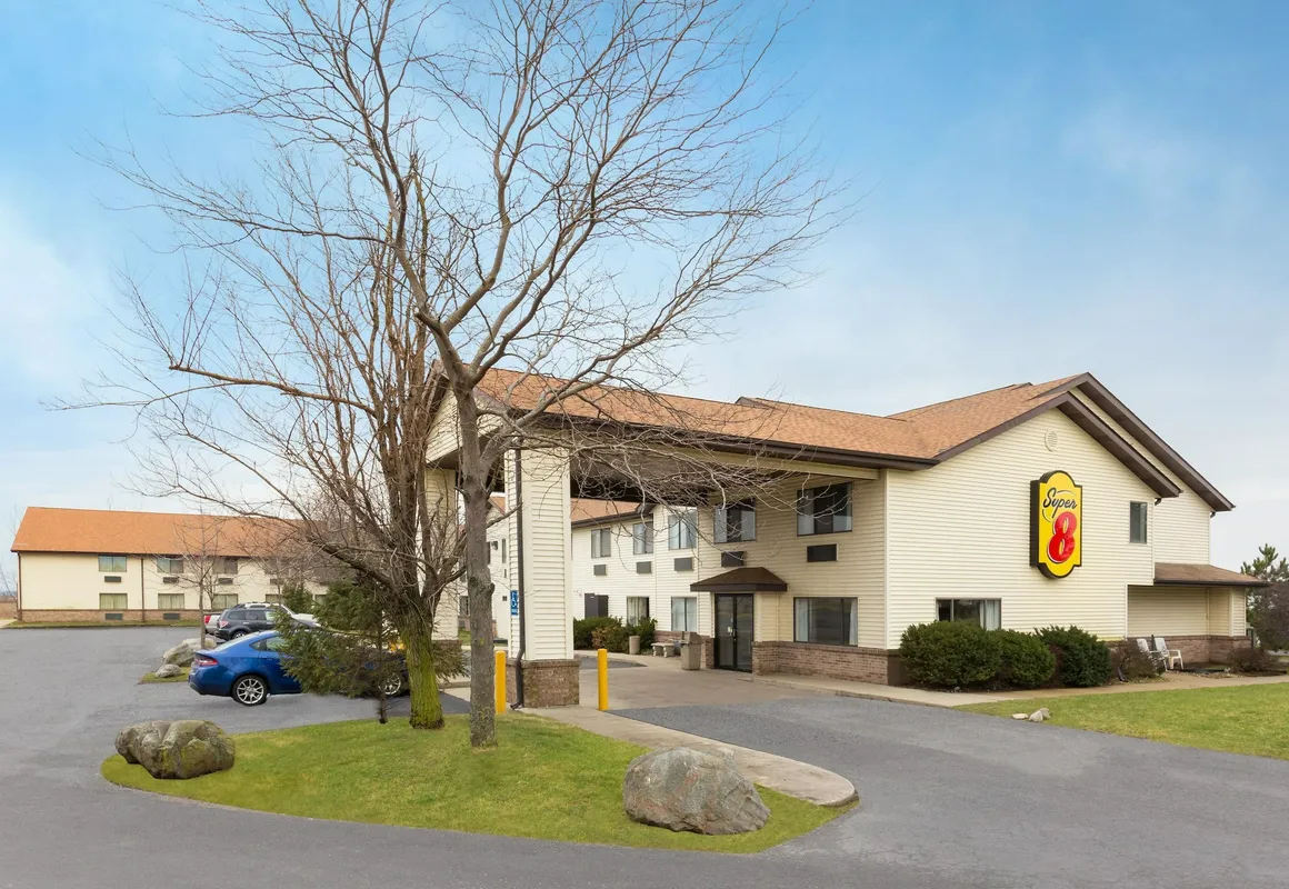 Super 8 by Wyndham Hebron Lowell Area hotel hero