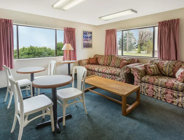 Super 8 by Wyndham Hebron Lowell Area hotel detail image 2