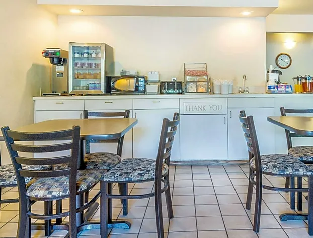 Super 8 by Wyndham Louisa hotel detail image 4