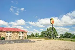 Super 8 by Wyndham Melrose hotel hero