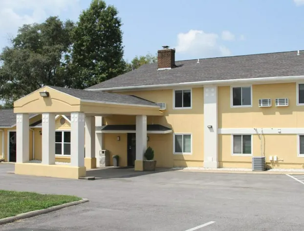 Super 8 by Wyndham Higginsville hotel detail image 1