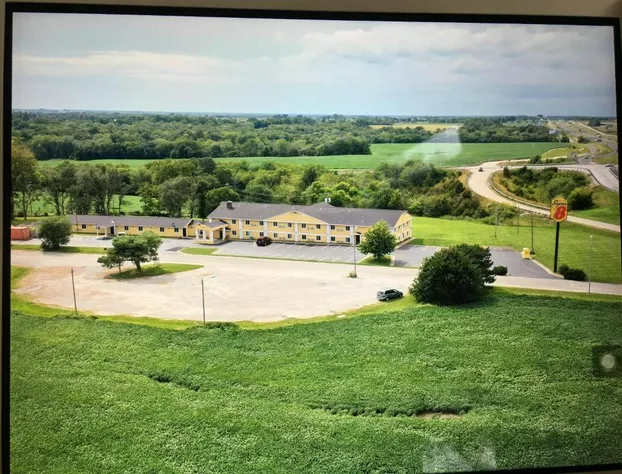 Super 8 by Wyndham Higginsville hotel detail image 2