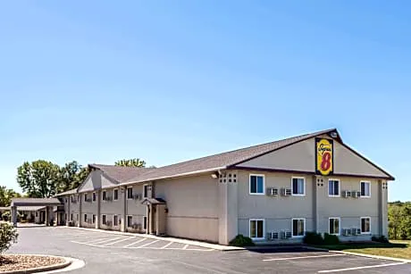 Super 8 by Wyndham Higginsville hotel hero