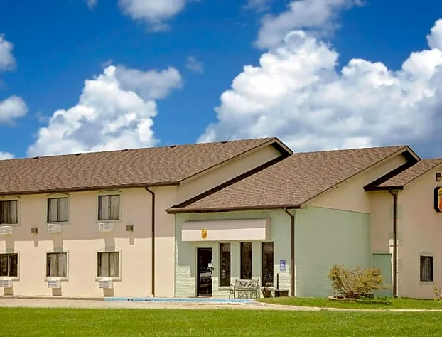 Super 8 by Wyndham Marshall hotel detail image 1