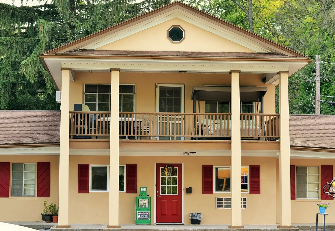 Holiday Motel hotel hero