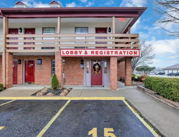 Red Roof Inn Uhrichsville hotel detail image 1