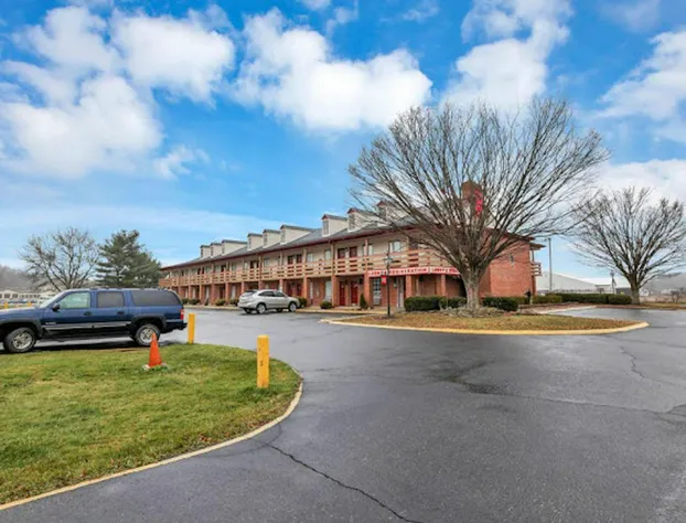 Red Roof Inn Uhrichsville hotel detail image 2