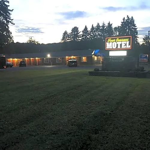 Four Season Motel hotel hero