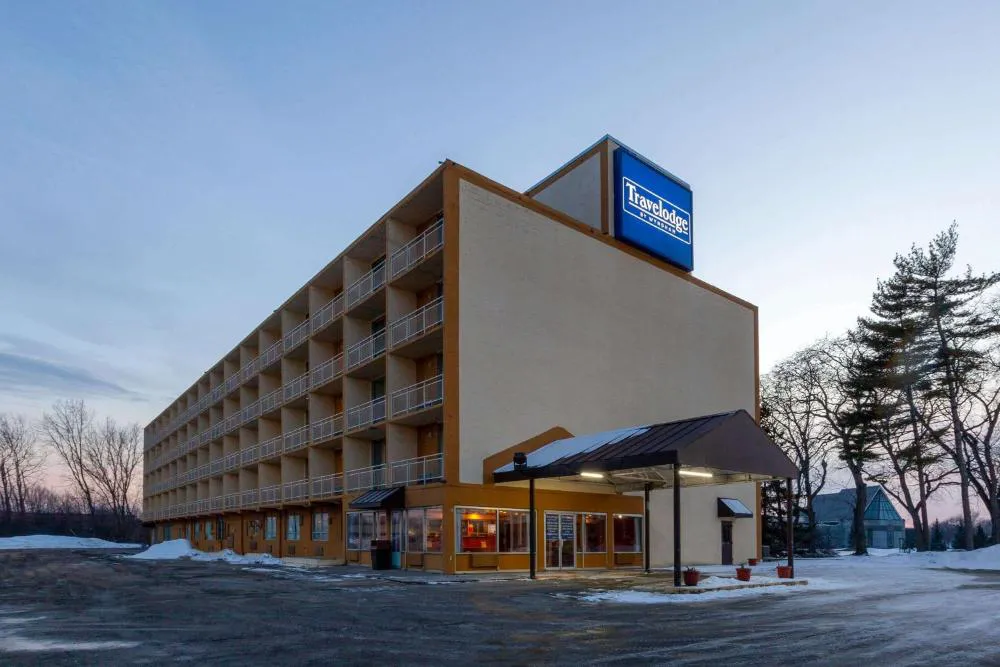 Travelodge by Wyndham Cleveland Airport hotel hero