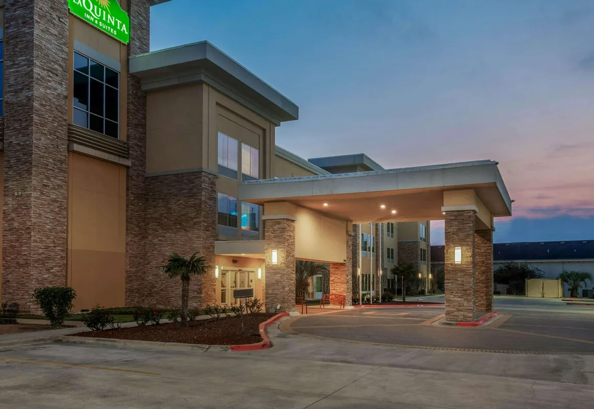 La Quinta Inn & Suites by Wyndham Beeville hotel hero