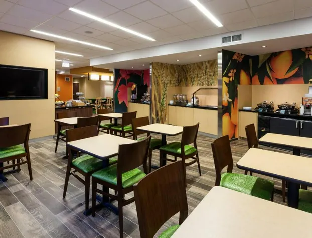 Fairfield Inn & Suites Chicago Downtown/River North hotel detail image 3