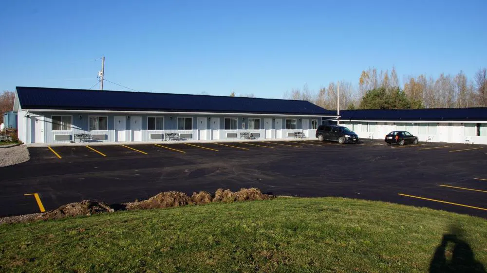 Robyn's Motel hotel hero