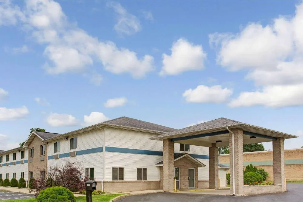 Super 8 by Wyndham Heath/Newark hotel hero