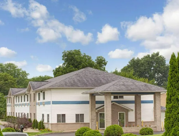 Super 8 by Wyndham Heath/Newark hotel detail image 1