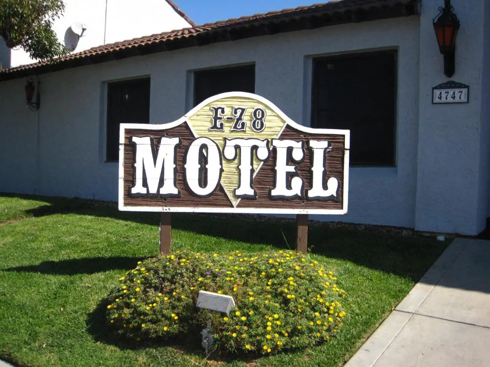 E-Z 8 Motel Old Town hotel hero
