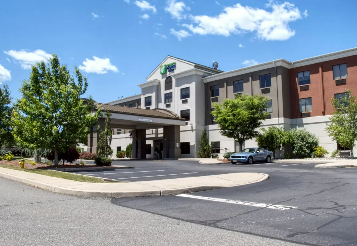Holiday Inn Express and Suites Newton by IHG hotel hero