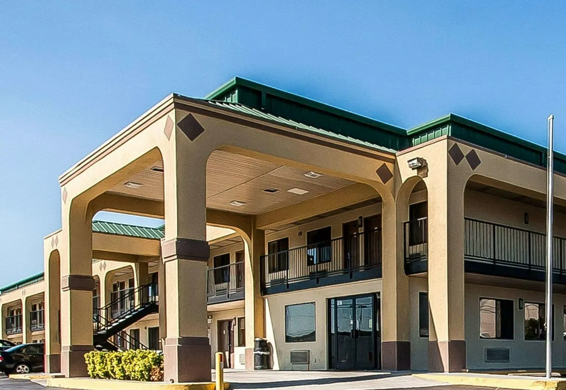 Econo Lodge Inn & Suites Southeast hotel hero