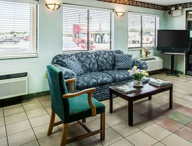 Econo Lodge Inn & Suites Southeast hotel detail image 1