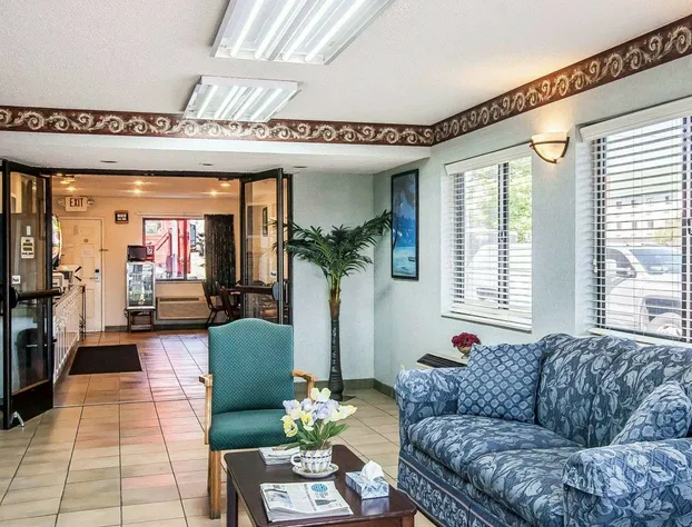 Econo Lodge Inn & Suites Southeast hotel detail image 2