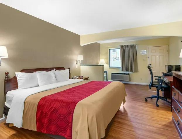 Econo Lodge Inn & Suites Southeast hotel detail image 4