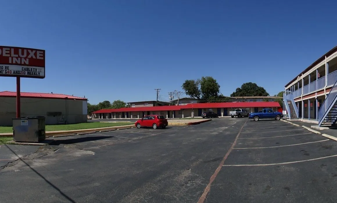 Deluxe Inn hotel hero