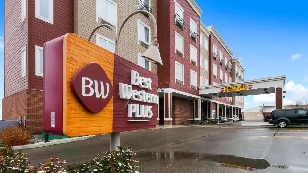 Best Western Plus Chateau Inn Sylvan Lake hotel hero