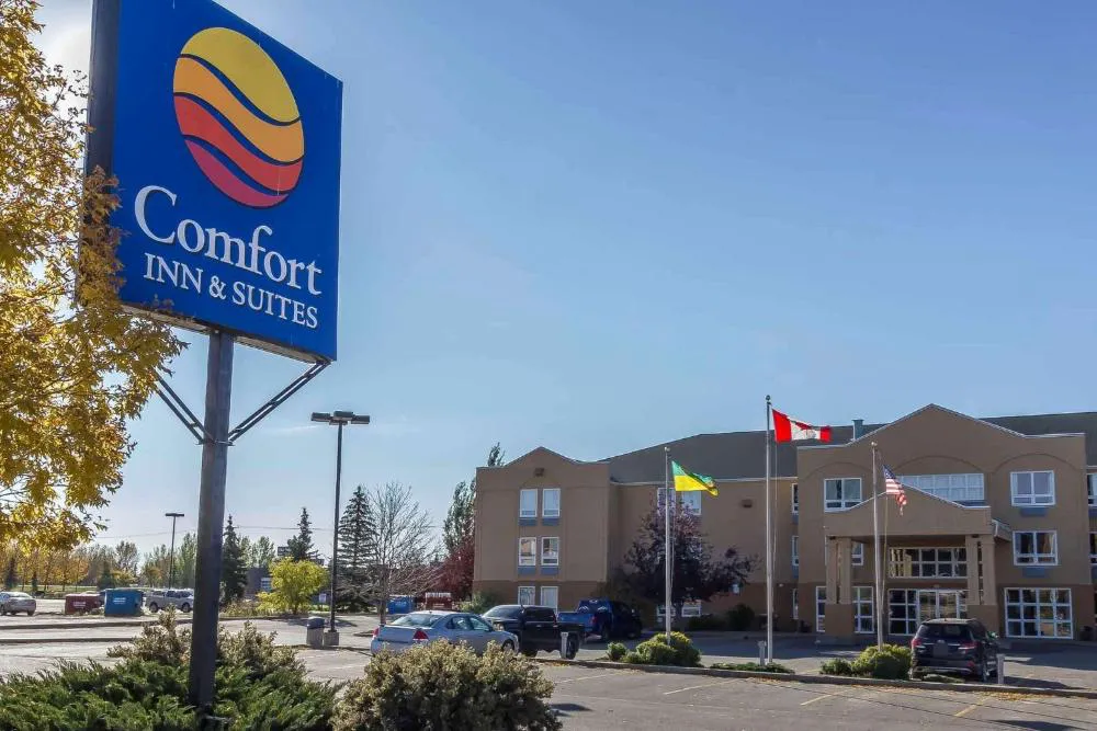 Comfort Inn & Suites hotel hero