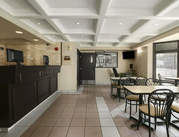 Super 8 by Wyndham North Bay hotel detail image 1