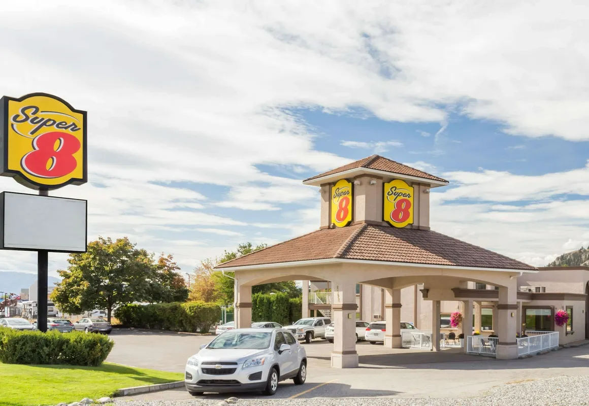 Super 8 by Wyndham Kelowna BC hotel hero