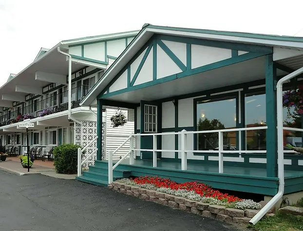 Super 8 by Wyndham Gananoque/Country Squire Resort hotel detail image 1