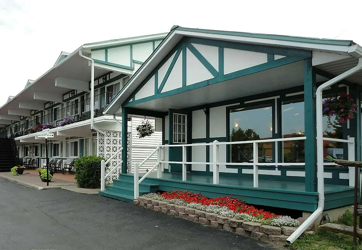 Super 8 by Wyndham Gananoque/Country Squire Resort hotel hero