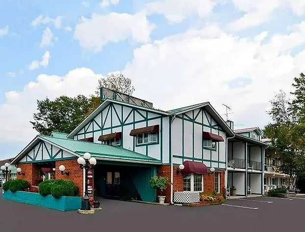 Super 8 by Wyndham Gananoque/Country Squire Resort hotel detail image 1