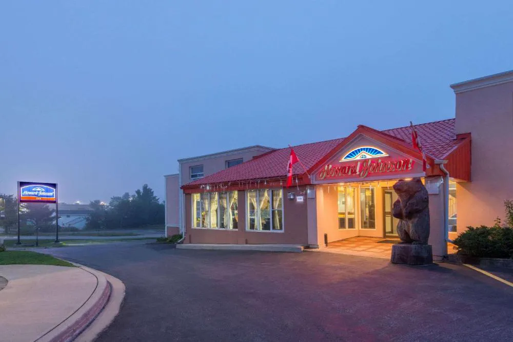 Howard Johnson by Wyndham Gravenhurst hotel hero