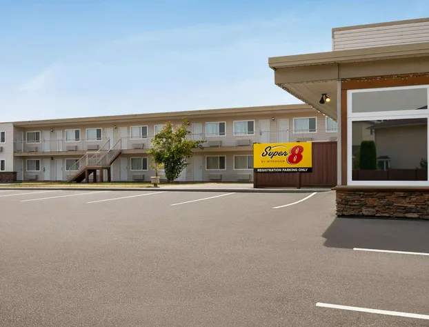 Super 8 by Wyndham Courtenay hotel detail image 1