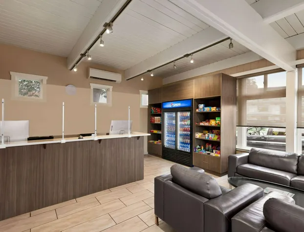 Super 8 by Wyndham Courtenay hotel detail image 3