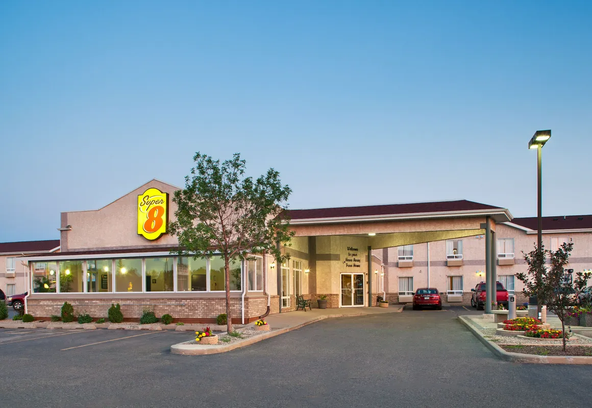 Super 8 by Wyndham Brandon MB hotel hero